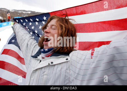 Feb 12, 2006 ; Bardonecchia, Italie ; XX Jeux Olympiques d'hiver : Shaun White de l'US célèbre après avoir remporté une médaille d'or chez les hommes half pipe Snowboard compétition aux Jeux Olympiques d'hiver de 2006 à Turin, Italie de Bardonecchia. Crédit obligatoire : Photo par K.C. Alfred/SDU-T/ZUMA Press. (©) Copyright 2006 by SDU-T Banque D'Images