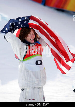 Feb 12, 2006 ; Bardonecchia, Italie ; XX Jeux Olympiques d'hiver : Shaun White de l'US célèbre après avoir remporté une médaille d'or chez les hommes half pipe Snowboard compétition aux Jeux Olympiques d'hiver de 2006 à Turin, Italie de Bardonecchia. Crédit obligatoire : Photo par K.C. Alfred/SDU-T/ZUMA Press. (©) Copyright 2006 by SDU-T Banque D'Images