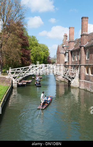 Barques sous le pont mathématique, construit en 1749 par James Essex qui enjambe la rivière Cam à Cambridge, England, UK Banque D'Images