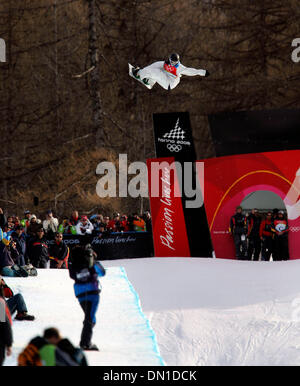 Feb 12, 2006 ; Bardonecchia, Italie ; XX Jeux Olympiques d'hiver : Shaun White de l'United States célèbre avec un tour d'honneur sur sa deuxième course après avoir remporté la médaille d'or pour le men's half pipe Snowboard sur la concurrence le 12 février 2006. White a remporté l'or sur le premier de ses deux manches. C'est sa deuxième au cours de l'hiver de 2006 à Turin les Jeux Olympiques. Crédit obligatoire : Photo par K.C. Alfred/ Banque D'Images