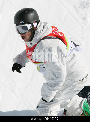 Feb 12, 2006 ; Bardonecchia, ITALIE, le Men's snowboard halfpipe concours a eu lieu à Bardonecchia dimanche. Ancien résident de Duluth Mason Agguire a été blanchi d'une médaille, une quatrième place. Ses coéquipiers, Shaun White et Daniel Kass a remporté la médaille d'or et d'argent, respectivement. Sur la photo : Mason Aguirre termine sa première course de la demi-lune de la finale, ce qui lui a valu un score de 40,3 pour le quatrième pla Banque D'Images