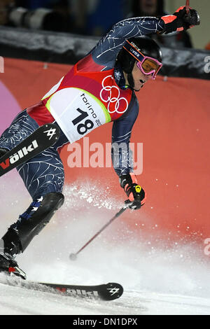 Feb 14, 2006 ; Turin, Piémont, Italie, Torino 2006 JEUX OLYMPIQUES D'HIVER : Ted Ligety franchit la ligne d'arrivée le mardi 14 février 2006 dans la descente masculine associée au cours du XX Jeux Olympiques d'hiver à Turin, Italie. Une disqualification de coéquipier Bode Miller sur la seconde exécution et une chute dans le dernier traitement par Benjamin Raich aidé Ligety passer à la première place. Crédit obligatoire : Photo par Willi Banque D'Images