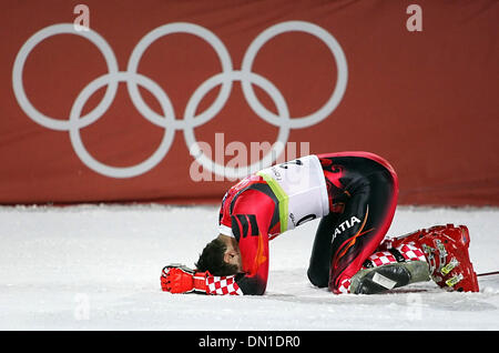 Feb 14, 2006 ; Turin, Piémont, Italie, Torino 2006 JEUX OLYMPIQUES D'HIVER : Croatie's Ivica Kostelic tombe à genoux le mardi 14 février 2006, après avoir remporté la médaille d'argent dans la descente masculine associée au cours des XX Jeux Olympiques d'hiver à Turin. Crédit obligatoire : Photo de William Luther/San Antonio Express-News /ZUMA Press. (©) Copyright 2006 par San Antonio Express-News Banque D'Images