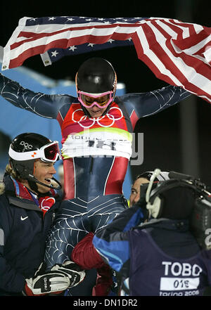 Feb 14, 2006 ; Turin, Piémont, Italie, Torino 2006 JEUX OLYMPIQUES D'HIVER : Ted Ligety porte le drapeau américain mardi 14 février 2006, après avoir remporté la médaille d'or dans la descente masculine pendant la combiné XX Jeux Olympiques d'hiver à Turin. Crédit obligatoire : Photo de William Luther/San Antonio Express-News /ZUMA Press. (©) Copyright 2006 par San Antonio Express-News Banque D'Images