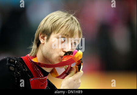 16 févr., 2006 ; Turin, Italie ; de Evgeni Plushenko Russie célèbre sa médaille d'or dans le programme de la mens XX Jeux Olympiques d'hiver le Mardi, 16 février 2006. Crédit obligatoire : Photo par K.C. Alfred/SDU-T /ZUMA Press. (©) Copyright 2006 by SDU-T Banque D'Images