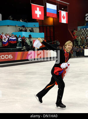 16 févr., 2006 ; Turin, Italie ; de Evgeni Plushenko Russie célèbre sa médaille d'or dans le programme de la mens XX Jeux Olympiques d'hiver le Mardi, 16 février 2006. Crédit obligatoire : Photo par K.C. Alfred/SDU-T /ZUMA Press. (©) Copyright 2006 by SDU-T Banque D'Images