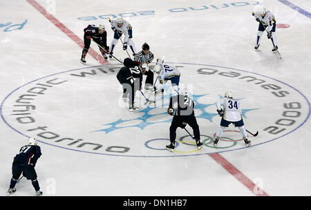 16 févr., 2006 ; Turin, Italie ; USA contre le Kazakhstan dans la compétition masculine de hockey durant les Jeux Olympiques d'hiver de 2006 à Turin. Crédit obligatoire : Photo de William Luther/San Antonio Express/ZUMA Press. (©) Copyright 2006 par San Antonio Express-News Banque D'Images