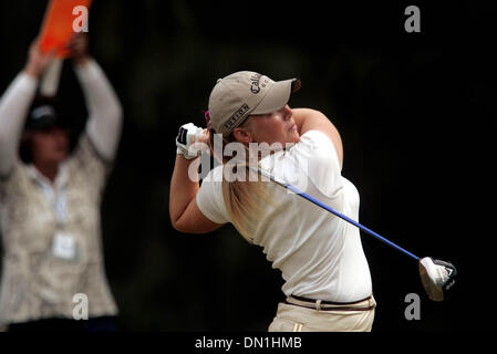 18 févr., 2006 ; Kahuku, HI, USA ; la troisième et dernière journée où Morgan Pressel fait concurrence au SBS Open at Turtle Bay Resort, qui a eu lieu sur la Côte-Nord à Kahuku, Hawaii. Ici, elle tees au large du 17ème trou. Crédit obligatoire : Photo par Libby Volgyes/Palm Beach Post/ZUMA Press. (©) Copyright 2006 par Palm Beach Post Banque D'Images