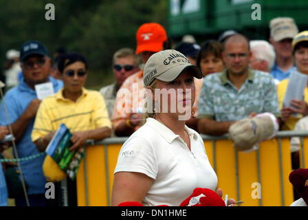 18 févr., 2006 ; Kahuku, HI, USA ; la troisième et dernière journée où Morgan Pressel fait concurrence au SBS Open at Turtle Bay Resort, qui a eu lieu sur la Côte-Nord à Kahuku, Hawaii. Ici, nous l'espérons, d'attente des fans pour les autographes que Morgan se prépare à être interviewé à la fin du tournoi. Crédit obligatoire : Photo par Libby Volgyes/Palm Beach Post/ZUMA Press. (©) Copyright 2006 par Palm Bea Banque D'Images