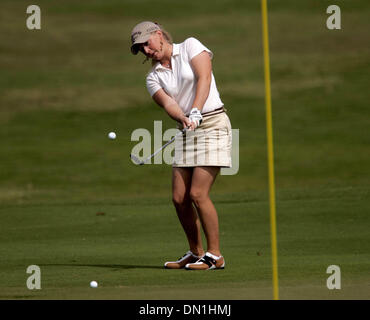 18 févr., 2006 ; Kahuku, HI, USA ; la troisième et dernière journée où Morgan Pressel fait concurrence au SBS Open at Turtle Bay Resort, qui a eu lieu sur la Côte-Nord à Kahuku, Hawaii. Ici, elle jetons sur le vert sur le 3e trou. Crédit obligatoire : Photo par Libby Volgyes/Palm Beach Post/ZUMA Press. (©) Copyright 2006 par Palm Beach Post Banque D'Images