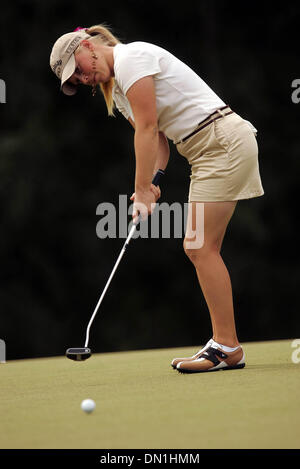 18 févr., 2006 ; Kahuku, HI, USA ; la troisième et dernière journée où Morgan Pressel fait concurrence au SBS Open at Turtle Bay Resort, qui a eu lieu sur la Côte-Nord à Kahuku, Hawaii. Ici, elle les putts sur le 15e trou. Crédit obligatoire : Photo par Libby Volgyes/Palm Beach Post/ZUMA Press. (©) Copyright 2006 par Palm Beach Post Banque D'Images