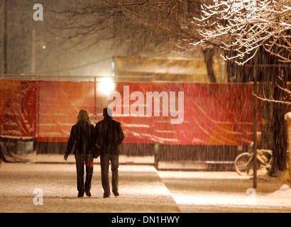 19 févr., 2006 ; Turin, Italie ; un couple marche dans une tempête près de la patinoire lieu à la XX Jeux Olympiques d'hiver, le Dimanche, Février 19, 2006. Crédit obligatoire : Photo par K.C. Alfred/SDU-T /ZUMA Press. (©) Copyright 2006 by SDU-T Banque D'Images