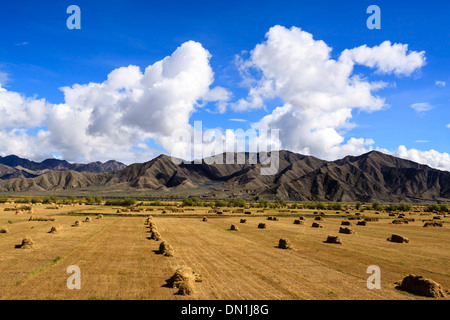 Montagne avec ciel bleu au Tibet Banque D'Images