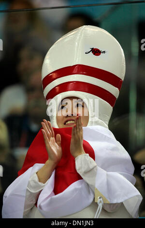 21 févr. 2006 ; Turin, Piémont, Italie, Torino 2006 JEUX OLYMPIQUES D'HIVER : un ventilateur japonais regarde le programme court des femmes à Turin, Italie à la XX Jeux Olympiques d'hiver le Mardi, 21 février 2006. Crédit obligatoire : Photo par K.C. Alfred/SDU-T/ZUMA Press. (©) Copyright 2006 by SDU-T Banque D'Images