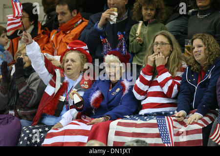 Feb 22, 2006 ; Pinerolo, Italie ; l'équipe masculine de curling des États-Unis ont perdu leur match de demi-finale au Canada 11 - 5 mercredi soir à l'Pinerolo Palaghiaccio. Ils joueront pour la médaille de bronze, vendredi. Photo montre : les grands-mères de l'équipe de curling des États-unis membre Joe Polo acclamé pour les États-Unis après ils ont marqué un point dans le cinquième fin mercredi soir. Ils sont, de gauche, JOANNE POLO, et hôtel Banque D'Images