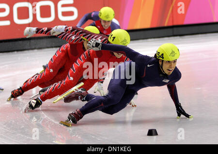 Feb 25, 2006 ; Turin, Piémont, Italie, Torino 2006 JEUX OLYMPIQUES D'HIVER : Apolo Anton Ohno des États-Unis a remporté la médaille d'or dans le 500m de courte piste à Turin, Italie à la XX Jeux Olympiques d'hiver, le samedi, 25 février 2006. Crédit obligatoire : Photo par K.C. Alfred/SDU-T/ZUMA Press. (©) Copyright 2006 by SDU-T Banque D'Images