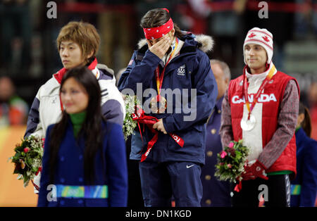 Feb 25, 2006 ; Turin, Piémont, Italie, Torino 2006 JEUX OLYMPIQUES D'HIVER : Apolo Anton Ohno des États-Unis a remporté la médaille d'or dans le 500m de courte piste à Turin, Italie à la XX Jeux Olympiques d'hiver, le samedi, 25 février 2006. Crédit obligatoire : Photo par K.C. Alfred/SDU-T/ZUMA Press. (©) Copyright 2006 by SDU-T Banque D'Images