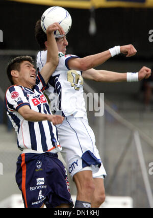 26 févr., 2006 ; Mexico, DF, Mexique ; milieu de Pumas UNAM Marco Palacios (R) dirige la balle contre le milieu de Monterrey Rayados Oribe Peralta pendant leur match de foot au stade de l'Université de la ville de Mexico, le 26 février 2006. UNAM lié 0-0 à Monterrey. Crédit obligatoire : photo par Javier Rodriguez/ZUMA Press. (©) Copyright 2006 par Javier Rodriguez Banque D'Images