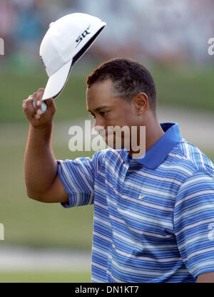 Mar 04, 2006 ; Miami, FL, USA ; conseils de Tiger Woods son chapeau après completeing la troisième ronde. Crédit obligatoire : Photo par Allen Eyestone/Palm Beach Post/ZUMA Press. (©) Copyright 2006 par Palm Beach Post Banque D'Images