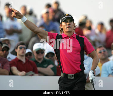 Mar 04, 2006 ; Miami, FL, USA ; Camilo Villegas pointe vers la droite comme son lecteur sur le 18e trou se dirige vers les arbres. Villegas a fait un bogie double sur le trou. Crédit obligatoire : Photo par Allen Eyestone/Palm Beach Post/ZUMA Press. (©) Copyright 2006 par Palm Beach Post Banque D'Images