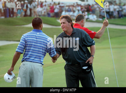 Mar 04, 2006 ; Miami, FL, USA ; Tiger Woods et Phil Mickelson se serrer la main à conculsion de trois rondes. Crédit obligatoire : Photo par Allen Eyestone/Palm Beach Post/ZUMA Press. (©) Copyright 2006 par Palm Beach Post Banque D'Images