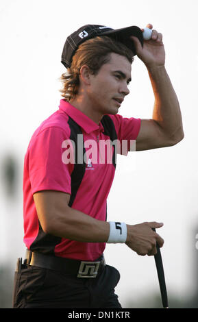 Mar 04, 2006 ; Miami, FL, USA ; Camilo Villegas trucs son chapeau à la foule après avoir terminé à égalité en quatrième place. Villegas a fait un bogie double au 18e trou. Crédit obligatoire : Photo par Allen Eyestone/Palm Beach Post/ZUMA Press. (©) Copyright 2006 par Palm Beach Post Banque D'Images