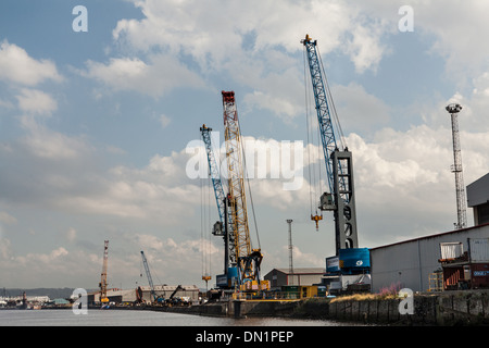 Grues à quai, fleuve Tees, Teesside, Angleterre Banque D'Images