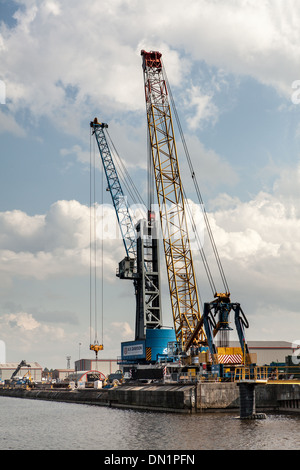 Grues à quai, fleuve Tees, Teesside, Angleterre Banque D'Images