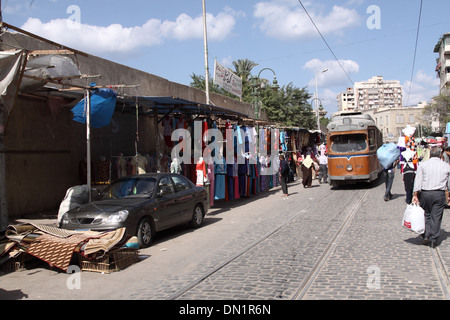 Le Tram passant un marché @ ALEXANDRIE - EGYPTE Banque D'Images