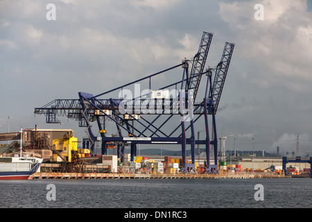 Grues à quai, fleuve Tees, Teesside, Angleterre Banque D'Images