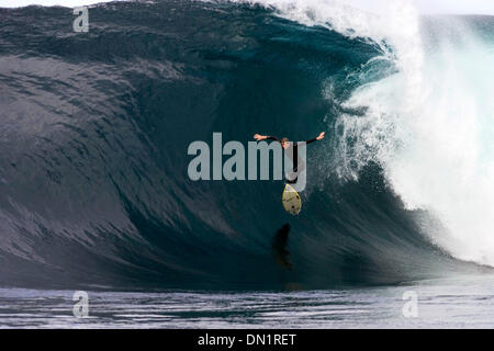 Mar 11, 2006 ; Hobart, Tasmanie, Australie, 19 ans, surfeur australien LAURIE TOWNER (Angourie, NSW) pagayé dans ce qui a été appelé la plus grande vague jamais d'être forcée à Shipsterns Bluff, la Tasmanie sans l'aide d'une motomarine (PWC). Monté le samedi (11 mars 2006) la suspension terrifiant Towner a gagné en les Billabong XXL Global Big Wave Award Banque D'Images