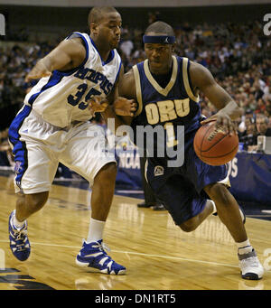 Mar 17, 2006 ; Dallas, TX, USA ; : NCAA College Basketball : Oral Roberts' Ken Tutt cherche les prix autour de Memphis' Darius Washington Jr., 17 mars 2006 à l'American Airlines Center de Dallas, TX., pendant le premier tour de la 2006 NCAA Division 1 championnats de basketball masculin. Crédit obligatoire : Photo par EA Ornelas/San Antonio Express-N/ZUMA Press. (©) Copyright 2006 par San Antonio Banque D'Images