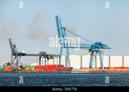 Grues à quai, fleuve Tees, Teesside, Angleterre Banque D'Images