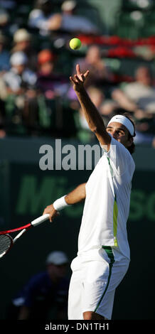 Mar 28, 2006 ; Key Biscayne, en Floride, USA ; NASDAQ-100 Open de Tennis. Roger Federer sert lors de sa victoire sur Dmitry Tursunov 6-3, 6-3 de la Russie. Crédit obligatoire : Photo par Allen Eyestone/Palm Beach Post/ZUMA Press. (©) Copyright 2006 par Palm Beach Post Banque D'Images