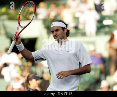 Mar 28, 2006 ; Key Biscayne, en Floride, USA ; NASDAQ-100 Open de Tennis. Roger Federer réagit à sa victoire sur Dmitry Tursunov 6-3, 6-3 de la Russie. Crédit obligatoire : Photo par Allen Eyestone/Palm Beach Post/ZUMA Press. (©) Copyright 2006 par Palm Beach Post Banque D'Images