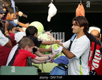 Mar 28, 2006 ; Key Biscayne, en Floride, USA ; NASDAQ-100 Open de Tennis. Signe des autographes Roger Federer après avoir battu Dmitry Tursunov 6-3, 6-3 de la Russie. Crédit obligatoire : Photo par Allen Eyestone/Palm Beach Post/ZUMA Press. (©) Copyright 2006 par Palm Beach Post Banque D'Images