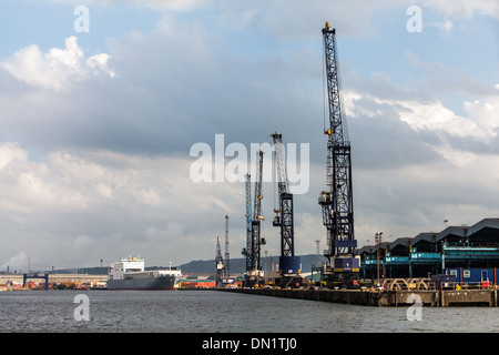 Grues à quai, fleuve Tees, Teesside, Angleterre Banque D'Images