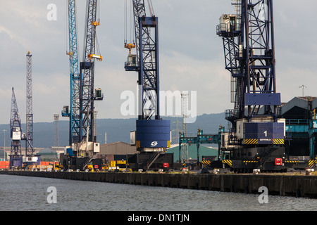 Grues à quai, fleuve Tees, Teesside, Angleterre Banque D'Images