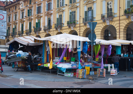 Stals vêtements Place de la République place du marché région Turin Piémont Italie Europe Banque D'Images