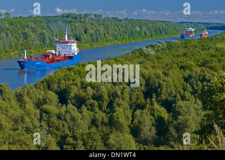 Navires-citernes et porte-conteneurs sur le Canal de Kiel, près de Itzehoe, district de Dithmarschen, Schleswig-Holstein, Allemagne Banque D'Images