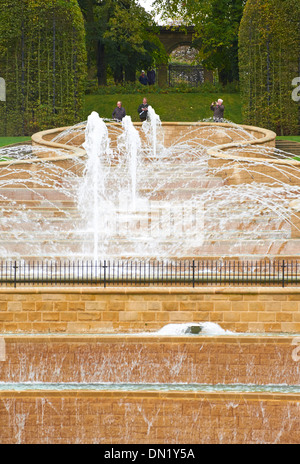 Les fontaines d'eau au jardin d'Alnwick, Northumberland, England, UK. Banque D'Images