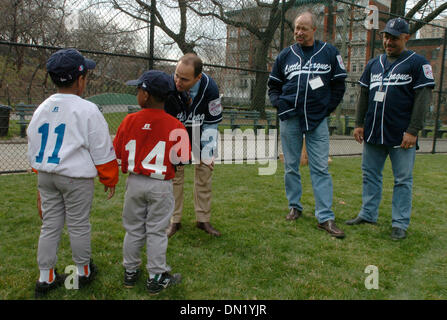 Apr 07, 2006 ; Manhattan, New York, USA ; Petites Ligues Avery (L), 6 de Manhattan et la Jordanie (R), 5, de la Bronx parler NY Yankees Directeur général Brian Cashman comme ex-NY Yankees 'riche' Goose Gossage et Jim Leyritz. La petite ligue de baseball rend hommage aux 2,7 millions d'athlètes et des bénévoles qui les aident à jouer avec son tout premier jour de l'ouverture internationale Célébration à New Y Banque D'Images