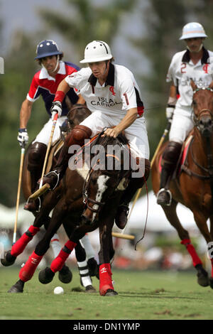 Apr 09, 2006 ; Wellington, FL, USA ; Isla Carroll vs Pony Express à l'International Polo Club Palm Beach. Ici, l'Isla Carroll's Sugar Erskine (# 1) va après la balle. Crédit obligatoire : photo par Bruce R. Bennett/Palm Beach Post/ZUMA Press. (©) Copyright 2006 par Palm Beach Post Banque D'Images