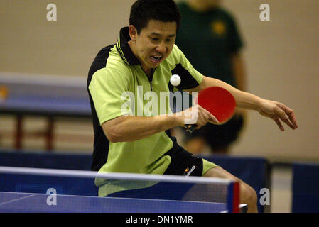 Apr 09, 2006 ; Wellington, FL, États-Unis d'Amérique. Le Kit Jeerapet de Tampa perdu un match et Balaram Maharaj (non illustré ici) de Trinité-et-Tobago au cours de la 2006 Championnats Spin le dimanche, tenue à Village Park à Wellington. L'événement est un 3 étoiles USATT (U.S. Association de tennis de table) et d'événements sanctionnés s'est déroulé sur deux jours (samedi et dimanche). L'organisateur du tournoi Michael Lalvani estim Banque D'Images