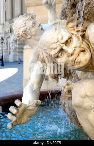 Vienne, Autriche. Michaelerplatz (carré) détail de la fontaine du Macht zur See (puissance en mer) (1893: Rudolf Weyr) Banque D'Images