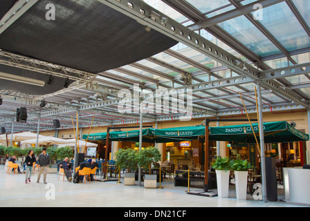 Restaurants à l'intérieur du centre Lingotto Lingotto Turin Piémont Italie district Europe Banque D'Images