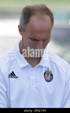 Apr 13, 2006 ; Carson, CA, USA ; Chivas USA entraîneur BOB BRADLEY parle aux médias au sujet du match contre les Los Angeles Galaxy au Home Depot Center ce samedi, 15 avril 2006 à Carson. Ce sera la première de quatre rencontres entre les deux équipes cette saison. Crédit obligatoire : Photo par Armando Arorizo/ZUMA Press. (©) Copyright 2006 by Arorizo Banque D'Images