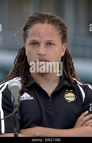 Apr 13, 2006 ; Carson, CA, USA ; Los Angeles Galaxy player COBI JONES parle aux médias au sujet du match contre les Chivas USA au Home Depot Center ce samedi, 15 avril 2006 à Carson. Ce sera la première de quatre rencontres entre les deux équipes cette saison. Crédit obligatoire : Photo par Armando Arorizo/ZUMA Press. (©) Copyright 2006 by Arorizo Banque D'Images