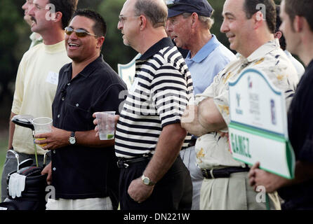 Apr 18, 2006 ; San Antonio, TX, USA ; Défendre Texas responsable Open Robert Gamez (deuxième à gauche) rit avec invités et sponsors à l'accueil à l'hôtel Westin La Cantera Resort crédit obligatoire : Photo par Kin Homme Hui/San Antonio Express-News/ZUMA Press. (©) Copyright 2006 par San Antonio Express-News Banque D'Images