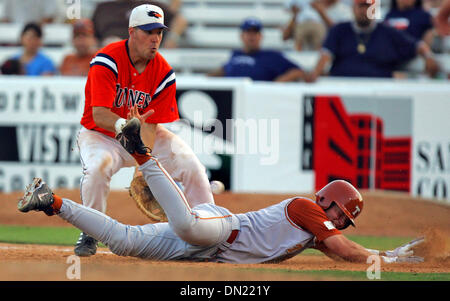 Apr 18, 2006 ; San Antonio, TX, USA ; premier but l'UTSA Lee Todesco tente de contrôler un lancer à partir de la maison comme UT runner Bradley Suttle glisse en toute sécurité au premier stade de Wolff à Nelson. Crédit obligatoire : Photo par Bahram Mark Sobhani/San Antonio Express-News/ZUMA Press. (©) Copyright 2006 par San Antonio Express-News Banque D'Images